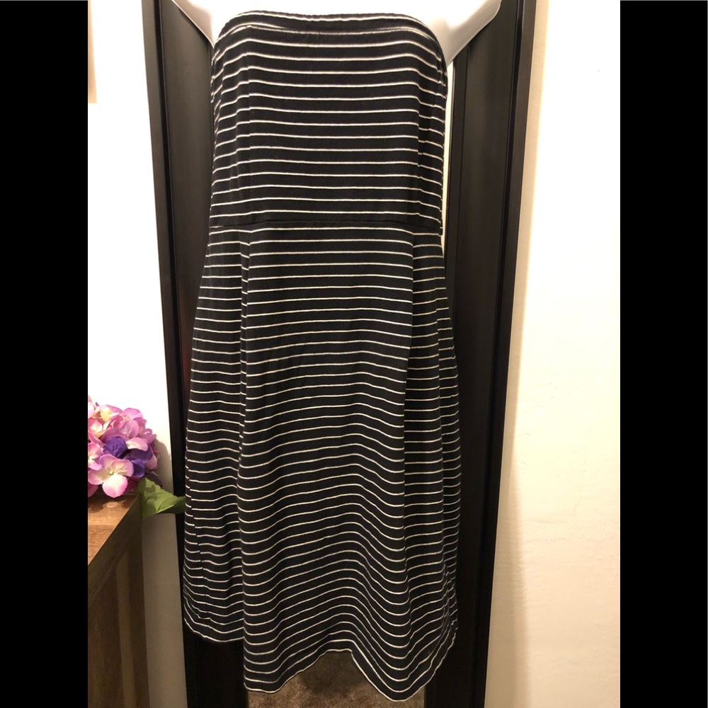 Old Navy dress. Cold shoulders. Black and white. M